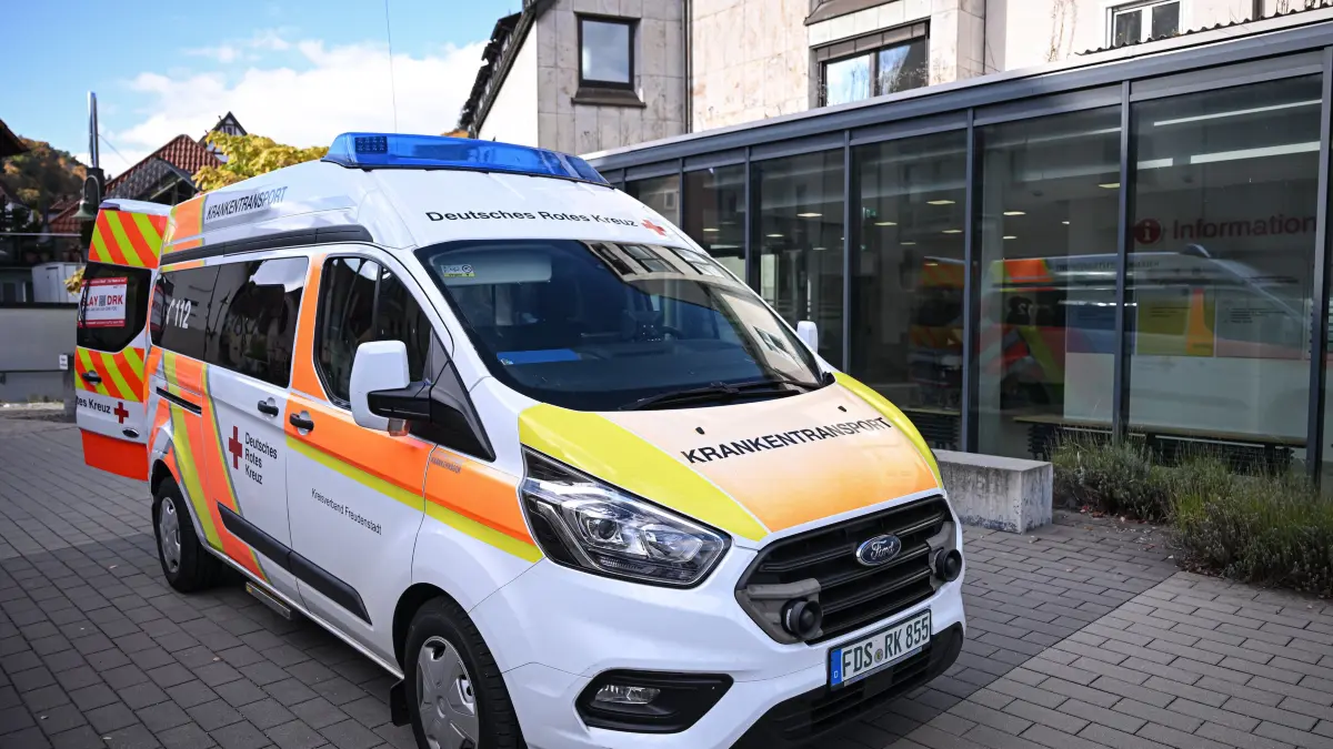 Geriatrische Klinik in Horb : Horb (Kreis Freudenstadt) 14.10.2025
Krankentransporter des DRK vor der Geriatrische Klinik in Horb
FOTO: Pressefoto ULMER / Markus Ulmer xxNOxMODELxRELEASExx