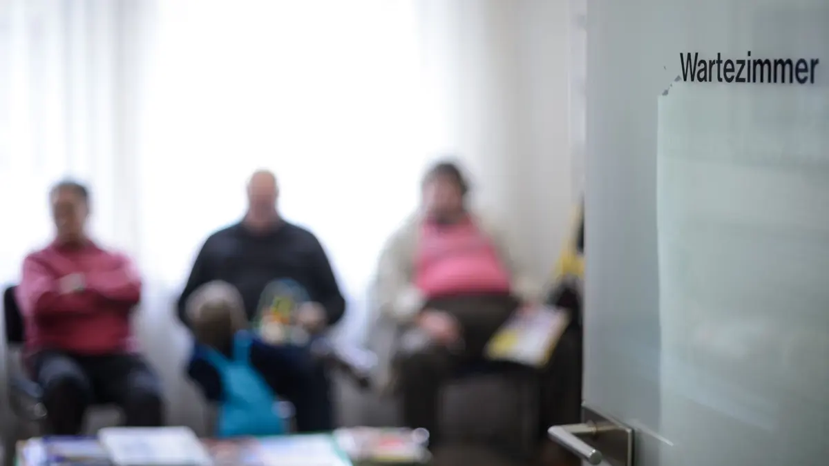 Wartezimmer: ARCHIV - 09.03.2018, Baden-Württemberg, Stuttgart: Patienten warten im Wartezimmer einer Arztpraxis. (zu dpa: «Patientenschützer für weitere Kostenbremsen») Foto: Sina Schuldt/dpa +++ dpa-Bildfunk +++