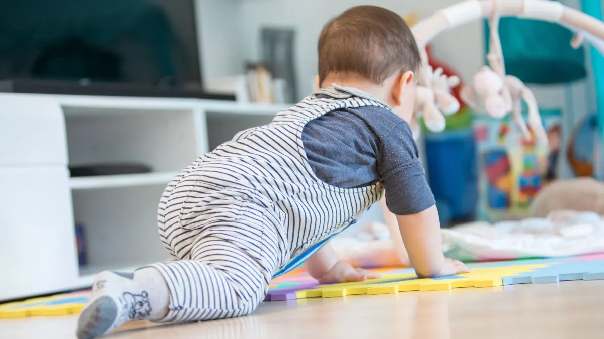 Ein Baby krabbelt durch ein Zimmer