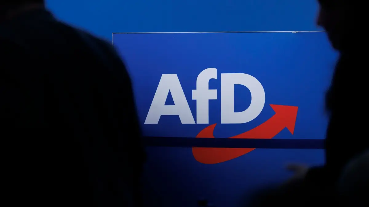 AfD liegt in Umfrage in Sachsen vorne: ARCHIV - 28.07.2023, Sachsen-Anhalt, Magdeburg: Parteilogo der AfD. Bei einer Umfrage liegt die AfD in Sachsen mit 37 Prozent klar vor der CDU mit 27 Prozent. (zu dpa: «Streit um Annäherung an AfD flammt in Brandenburg auf») Foto: Carsten Koall/dpa +++ dpa-Bildfunk +++