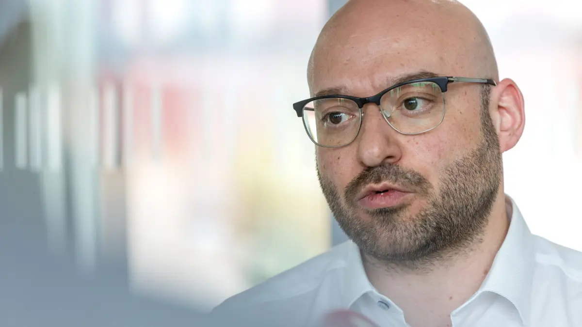 Innenminister René Wilke: ARCHIV - 21.08.2025, Brandenburg, Spremberg: René Wilke, Brandenburgs Minister für Inneres und Kommunales, gibt nach einer Beratung mit Vertretern der Lausitzrunde ein Pressestatement. Thema der heutigen Beratung war der Kampf gegen Rechtsextremismus in der Lausitz. (zu dpa: «Streit um Asyl-Meldepflicht - Wilke weist CDU-Vorwurf zurück») Foto: Frank Hammerschmidt/dpa +++ dpa-Bildfunk +++