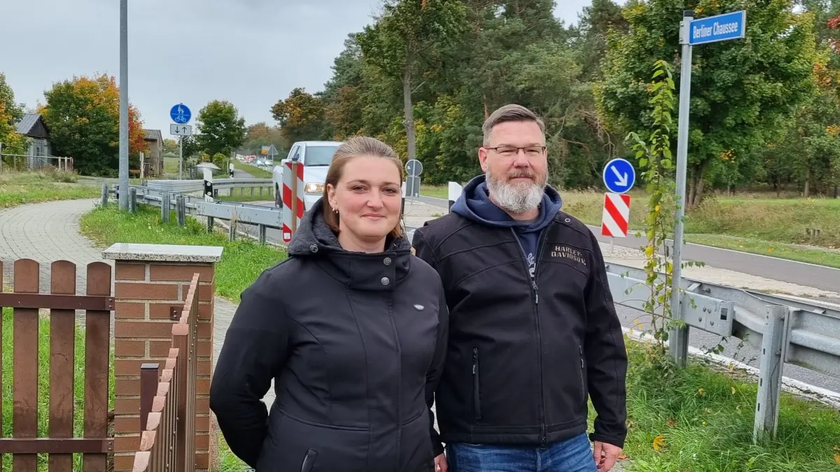 Anwohnerin Maria Rosenberger und Ortsvorsteher Michael Köhler neben der L49 in Ragow.