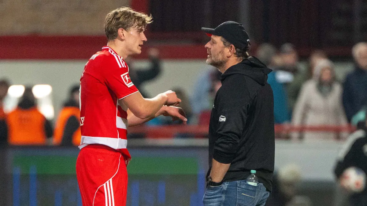 1.BL 1. FC Union - Borussia Mönchengladbach 2025/26: Fußball, Herren, Saison 2025/2026, 1. Bundesliga (7. Spieltag), 1. FC Union Berlin - Borussia Mönchengladbach, v. l. Aljoscha Kemlein (1. FC Union Berlin) und Trainer Steffen Baumgart (1. FC Union Berlin) diskutieren vor dem Gang in die Pause, 17.10.2025, Foto: Matthias Koch