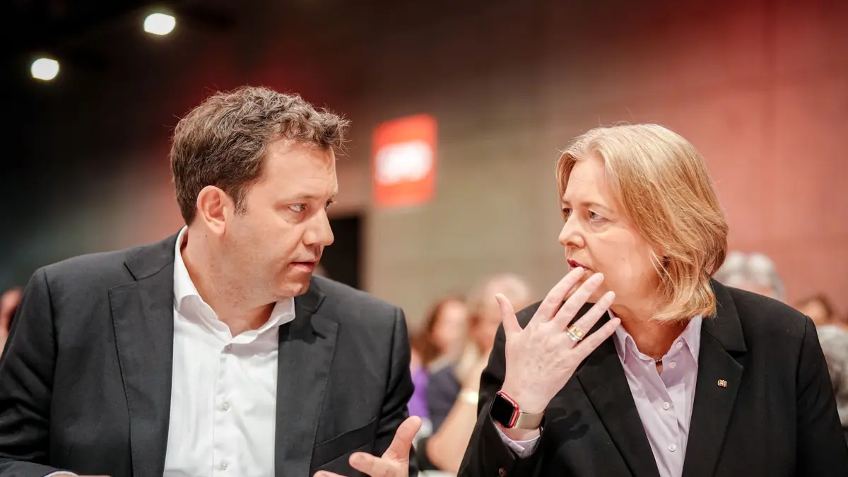 ARCHIV - 28.06.2025, Berlin: Bärbel Bas (SPD), Bundesministerin für Arbeit und Soziales und SPD-Parteivorsitzende, und Lars Klingbeil (SPD), Bundesminister der Finanzen, Vizekanzler und SPD-Bundesvorsitzender, nehmen am SPD-Bundesparteitag teil. (zu dpa: «Bas: NRW-Kommunalwahlen kein Desaster») Foto: Kay Nietfeld/dpa +++ dpa-Bildfunk +++