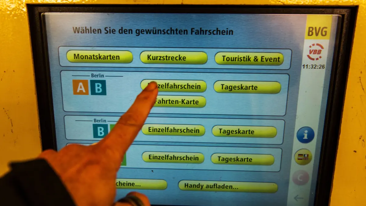 Ein Mann wählt am 11.09.2014 in Berlin am U-Bahnhof am Potsdamer Platz einen Fahrschein. Mit Beginn des neuen Jahres sollen nach Medienberichten die Preise für die Fahrtickets um 2,3 Prozent erhöht werden. Demnach würde der Einzelfahrschein dann zehn Cent mehr kosten. Der Aufsichtsrat des Verkehrsverbundes Berlin Brandenburg (VBB) wird darüber am 9. Oktober entscheiden. Foto: Paul Zinken/dpa ++ +++ dpa-Bildfunk +++