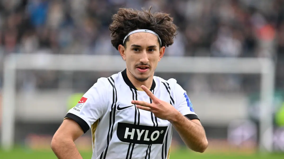 SV Elversberg - SpVgg Greuther Fürth: 19.10.2025, Saarland, Spiesen-Elversberg: Fußball: 2. Bundesliga, SV Elversberg - SpVgg Greuther Fürth, 9. Spieltag, Ursapharm-Arena an der Kaiserlinde. Jason Ceka (SV 07 Elversberg) jubelt über seinen Treffer zum 5:0. Foto: Harald Tittel/dpa - WICHTIGER HINWEIS: Gemäß den Vorgaben der DFL Deutsche Fußball Liga bzw. des DFB Deutscher Fußball-Bund ist es untersagt, in dem Stadion und/oder vom Spiel angefertigte Fotoaufnahmen in Form von Sequenzbildern und/oder videoähnlichen Fotostrecken zu verwerten bzw. verwerten zu lassen. +++ dpa-Bildfunk +++