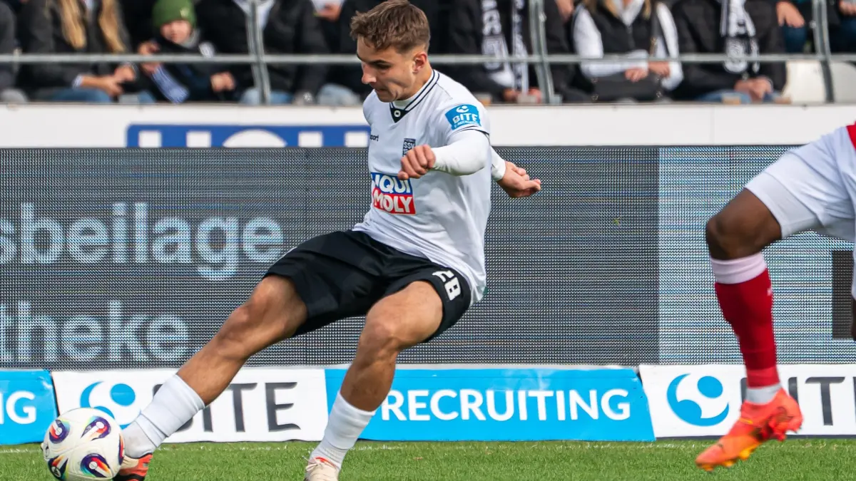 GER, SSV Ulm 1846 vs. SV Elversberg, Fussball, DFB-Pokal, Spielzeit 2025/2026, 17.08.2025: Max Scholze (SSV Ulm 1846, #28) schlaegt eine Flanke, Anderson Lucoqui (FC Energie Cottbus, #24) kann nicht eingreifen, GER, SSV Ulm 1846 vs. SV Elversberg, Fussball, DFB-Pokal, 1. Runde, Spielzeit 2025/2026, 17.08.2025,
DFB/DFL regulations prohibit any use of photographs as image sequences and/or quasi-video.
Foto: Eibner-Pressefoto/Michael Schmidt