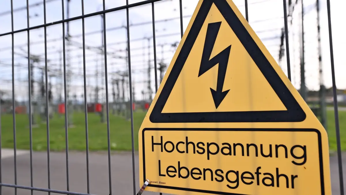 Inbetriebnahme neue 380-kV-Stromtrasse: 20.10.2025, Thüringen, Erfurt: Das Umspannwerk Vieselbach am Tag der feierlichen Inbetriebnahme des Netzausbauprojektes der 380-kV-Freileitung Pulgar-Vieselbach. Die neue Leitung, die durch die Bundesländer Sachsen-Anhalt, Sachsen und Thüringen führt, wird die bestehende, deutlich weniger leistungsfähige Stromtrasse ersetzen. Foto: Martin Schutt/dpa +++ dpa-Bildfunk +++