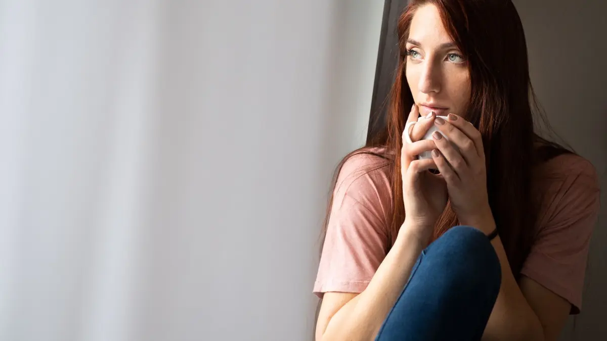 Frau schaut aus Fenster: ILLUSTRATION - Gedanken, Empfindungen, Wünsche: Wer Ambivalenz zulässt und akzeptiert, kann zu authentischen Entscheidungen und innerer Ruhe gelangen. (zu dpa: «Widersprüche zulassen – so stärkt das die emotionale Balance») Foto: Franziska Gabbert/dpa-mag - Honorarfrei nur für Bezieher des Dienstes dpa-Magazin +++ dpa-Magazin +++