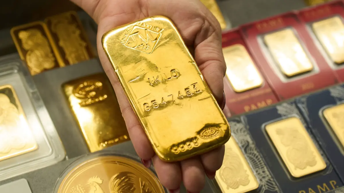 Gold: ARCHIV - 01.05.2025, USA, Los Angeles: Ein Goldbarren wird in einem Geschäft im St. Vincent Jewelry Center im Jewelry District gezeigt. Der Goldpreis hat seine Rekordjagd unterbrochen und ist merklich gefallen. (zu dpa: «Goldpreis fällt unter 4.200 US-Dollar - Höhenflug gestoppt») Foto: Jae C. Hong/AP/dpa +++ dpa-Bildfunk +++