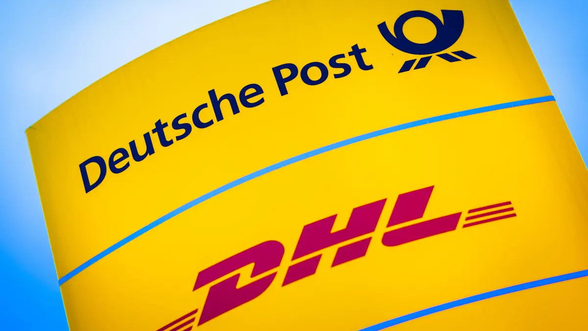 Die Logos von Deutsche Post und DHL leuchten am Morgen auf einem Schild vor einer Zustellbasis. Vor dem Hintergrund eines drohenden Streiks von Briefträgern und Paketboten legt die Deutsche Post am 09.03.2023 ihre Jahreszahlen vor. Erwartet wird ein Rekordergebnis. (zu dpa "Post legt Rekordzahlen vor - Verdi-Entscheidung über Streik erwartet") +++ dpa-Bildfunk +++