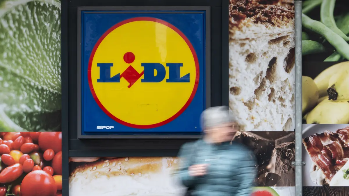 Eine Passantin geht am der Aussenwerbung einer Lidl-Filiale vorbei. Die Gewerkschaft Verdi hatte die Beschäftigten im Einzel- und Großhandel zu Warnstreiks aufgerufen und wollte die Supermarktketten Lidl und Kaufland in den Blick nehmen. +++ dpa-Bildfunk +++