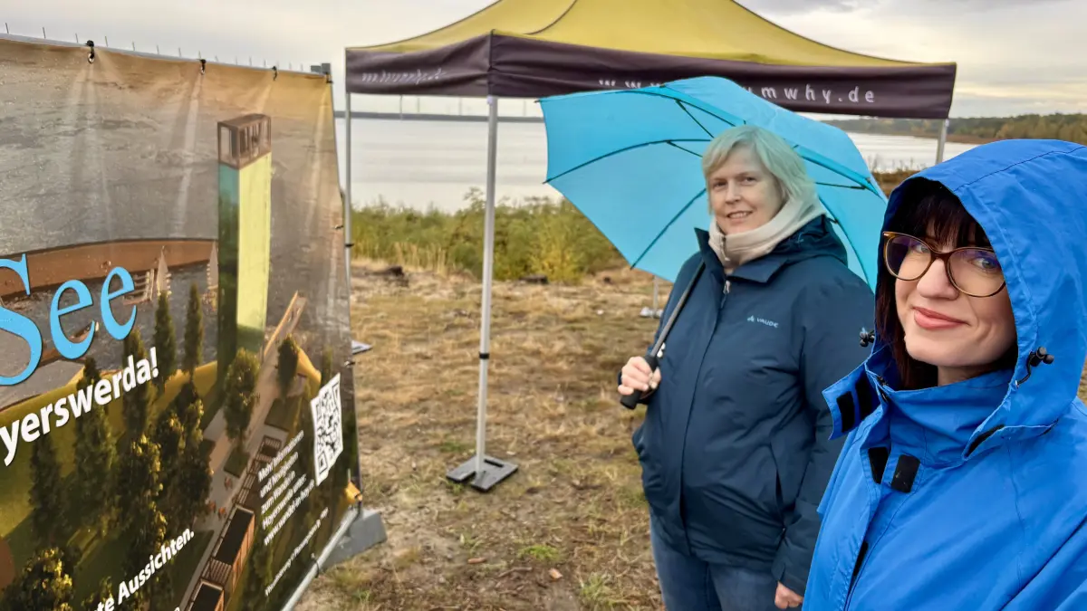 Ab jetzt wird am Ufer des Scheibe-Sees bei Hoyerswerda gebaut. Dana Kersten von der Touristinformation Senftenberg/Hoyerswerda und Sarah Brunne (r.) vom Tourismusverband Lausitzer Seenland freuen sich schon darauf, wenn alles fertig ist.