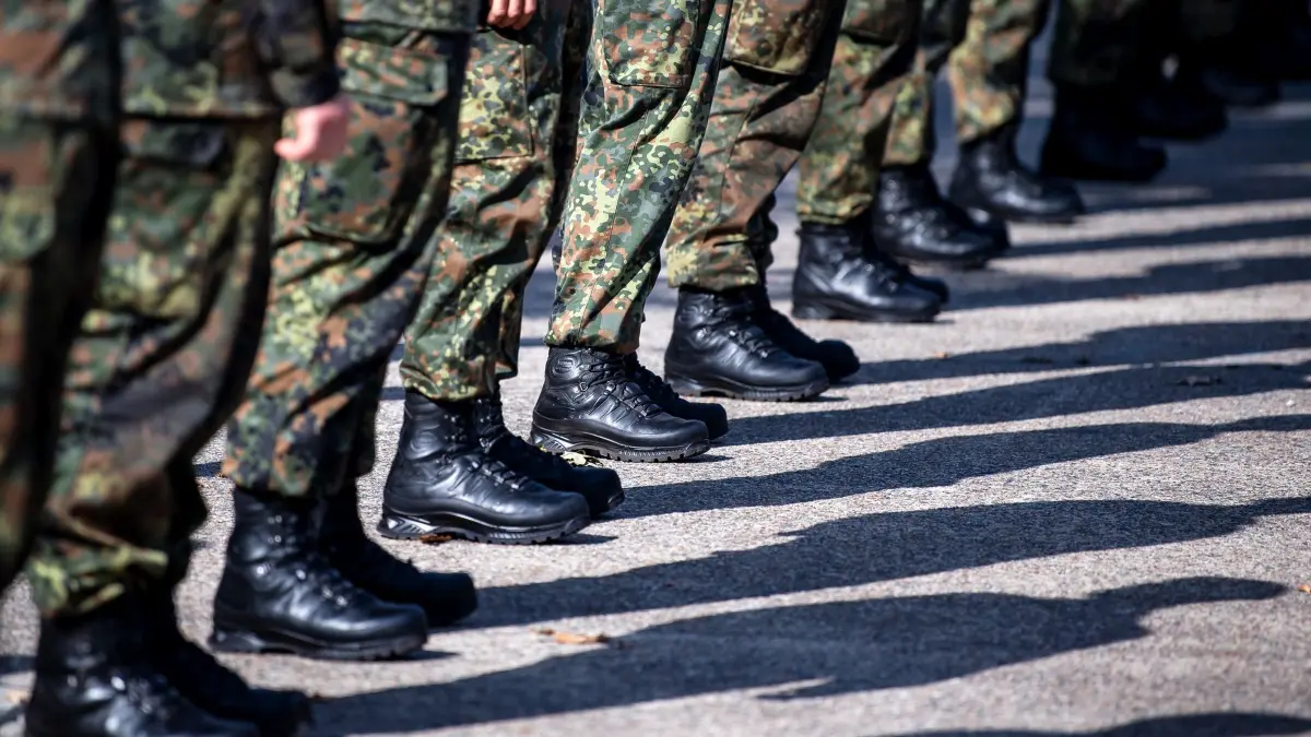 Bundeswehr: ARCHIV - 22.09.2021, Niedersachsen, Seedorf: Soldaten der Bundeswehr stehen auf dem Appellplatz. (zu dpa: ««Niemanden auswürfeln» – Jusos kritisieren Wehrdienstpläne») Foto: Sina Schuldt/dpa +++ dpa-Bildfunk +++