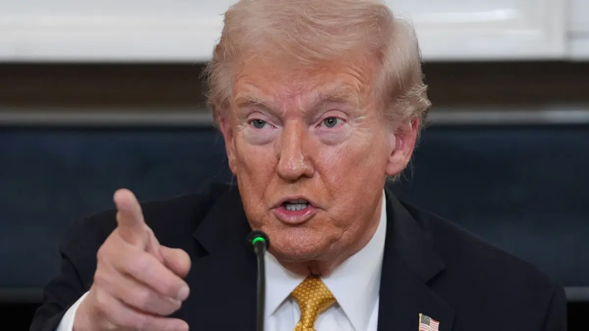 US-Präsident Trump: 23.10.2025, USA, Washington: US-Präsident Donald Trump beantwortet Fragen von Reportern während eines Rundtischgesprächs über kriminelle Kartelle im State Dining Room des Weißen Hauses. (zu dpa «Trump erklärt Handelsgespräche mit Kanada für beendet» vom 24.10.2025) Foto: Evan Vucci/AP/dpa +++ dpa-Bildfunk +++