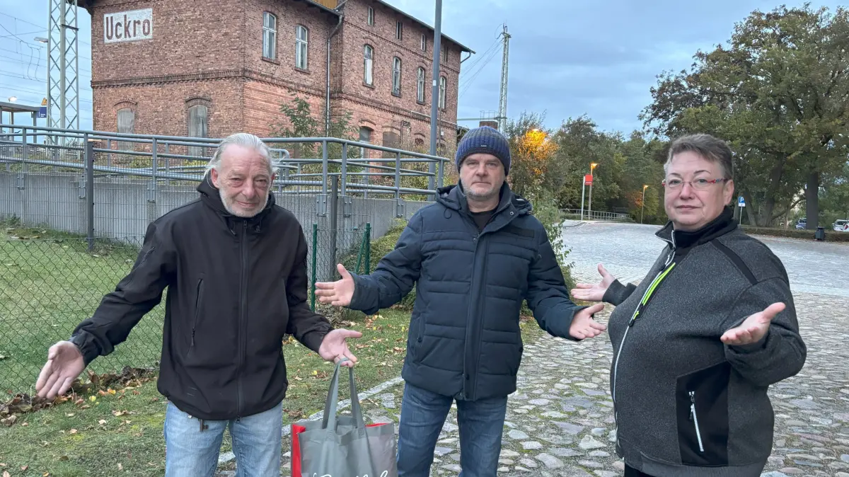 Pendler vor dem Bahnhof Luckau-Uckro.