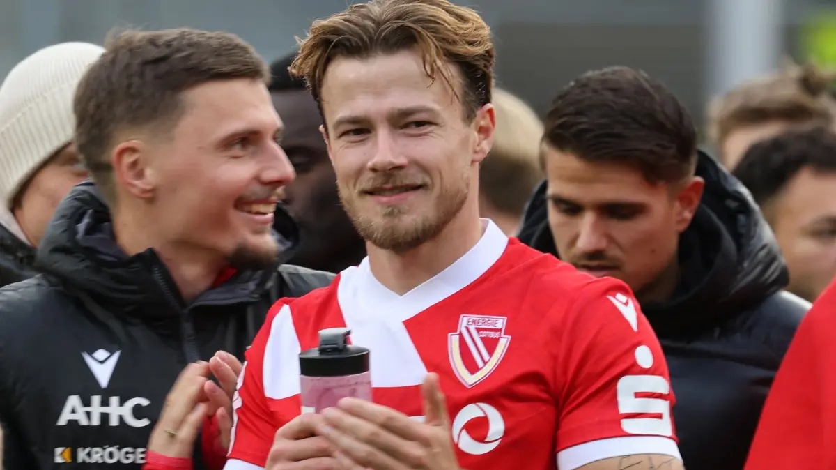 Fussball 3. Liga 2025/2026 FC Energie Cottbus - TSV Havelse: Energie feiert den Sieg. v.l.n.r.: 18 Erik Engelhardt (Energie Cottbus), 3 Henry Rorig (Energie Cottbus), 30 Max Böhnke (Energie Cottbus, halb verdeckt), 11 Moritz Hannemann (Energie Cottbus), 24 Anderson Lucoqui (Energie Cottbus)