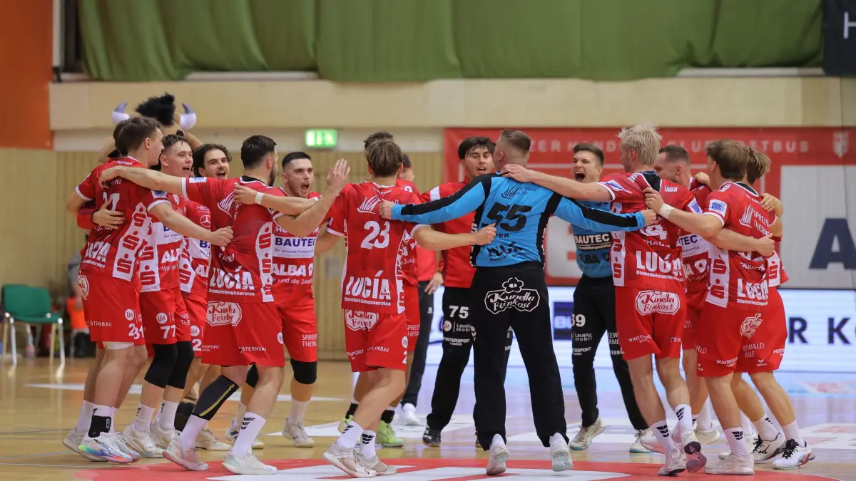 Handball Regionalliga Ostsee-Spree LHC Cottbus - TSG Lübbenau 38-25: Der LHC feiert den Derby-Sieg.