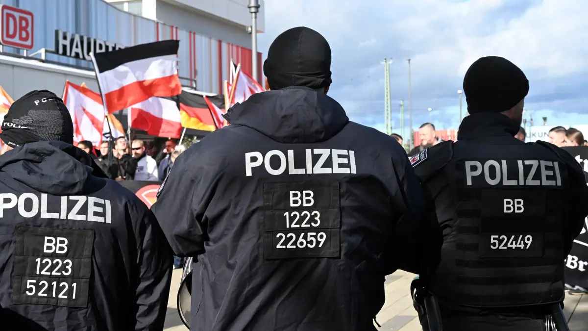 CSD Cottbus 2025: Gegendemonstration am Cottbuser Hauptbahnhof
17. Christopher Street Day unter dem Motto "Vereint in Frieden und Vielfalt" in Cottbus unter starkem Polizeischutz am Samstagnachmittag. Die Demonstration führte durch die Cottbuser Innenstadt vom Stadthallenvorplatz vorbei an der Oberkirche St. Nikolai zum Campus der Brandenburgischen Universität Cottbus-Senftenberg (BTU) zum Stadthaus am Erich Kästner Platz mit dem Ziel Glad House in der Strasse der Jugend.