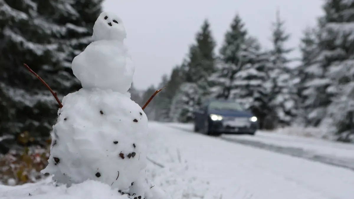 Schnee auf dem Brocken: 26.10.2025, Sachsen-Anhalt, Brocken, Schierke: Ein kleiner Schneemann steht am Rand der Brockenstraße. Die ersten Schneeflocken haben den Harz erreicht. Foto: Matthias Bein/dpa +++ dpa-Bildfunk +++