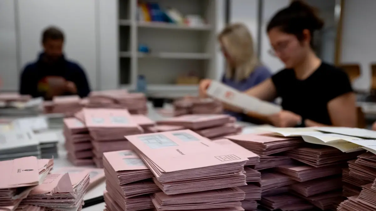 Bürgerentscheid zur Münchner Olympia-Bewerbung: 26.10.2025, Bayern, München: Wahlhelfer bereiten im Schulcampus Riem die Auszählung der Briefwahl-Unterlagen des Bürgerentscheids zur Bewerbung der Stadt München um Olympische und Paralympische Spiele vor. Mit dem Entscheid soll entschieden werden, ob sich München um die Spiele bewerben soll, die entweder 2036, 2040 oder 2044 stattfinden. Foto: Sven Hoppe/dpa +++ dpa-Bildfunk +++