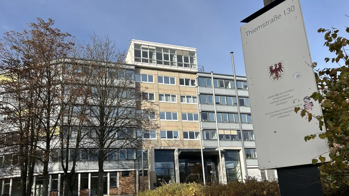 Am Amtsgericht Cottbus muss sich ein Mann wegen schweren sexuellen Missbrauchs Minderjähriger verantworten. Er ist bereits einschlägig vorbestraft.