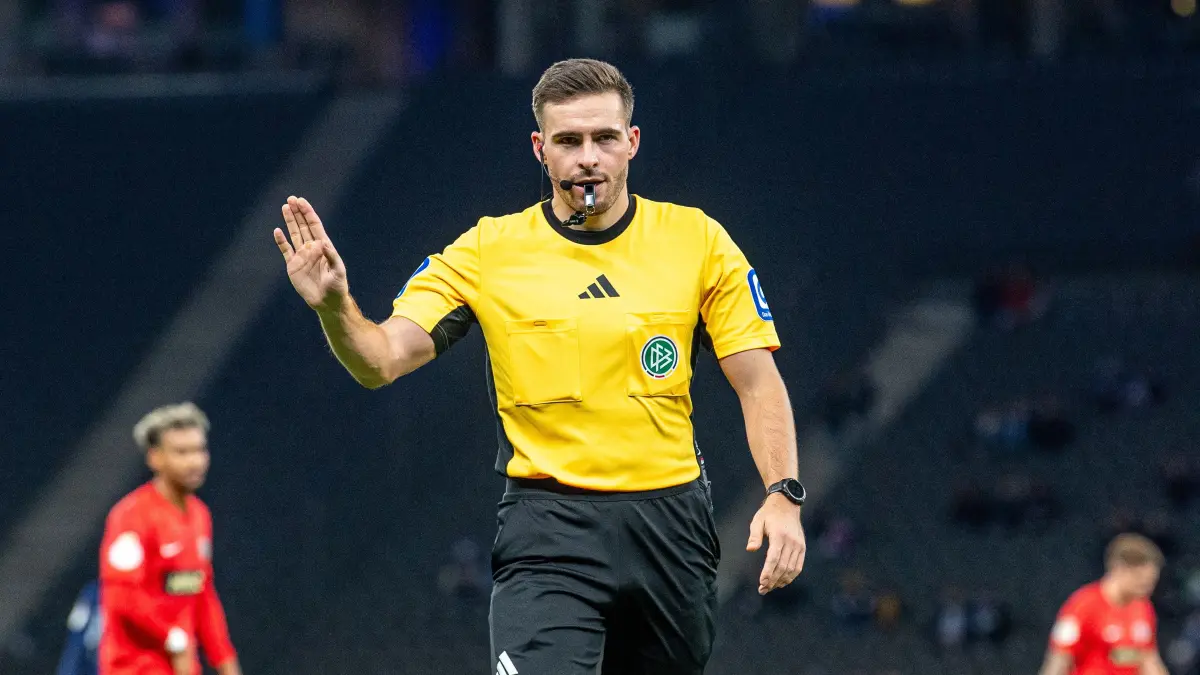 DFB-Pokal (2. Runde): Hertha BSC - Elversberg 2025/26: Fußball, Herren, Saison 2025/2026, DFB-Pokal (2. Runde), Hertha BSC - SV Elversberg, Schiedsrichter Tom Bauer, 28.10.2025, Foto: Sebastian Räppold / Matthias Koch