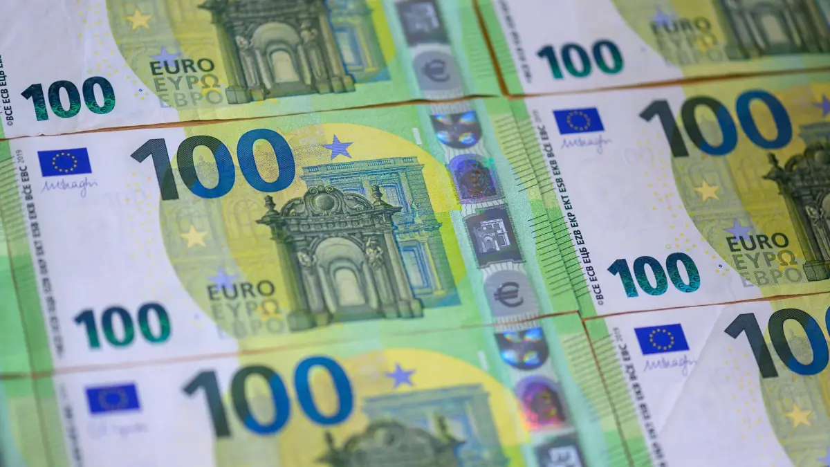 Illustration - Geld: ARCHIV - 15.09.2025, Sachsen, Leipzig: ILLUSTRATION - Mehrere 100 Euro Banknoten liegen auf einem Tisch. (zu dpa: «300 Millionen Soforthilfe für Kommunen noch 2025 angestrebt») Foto: Hendrik Schmidt/dpa +++ dpa-Bildfunk +++
