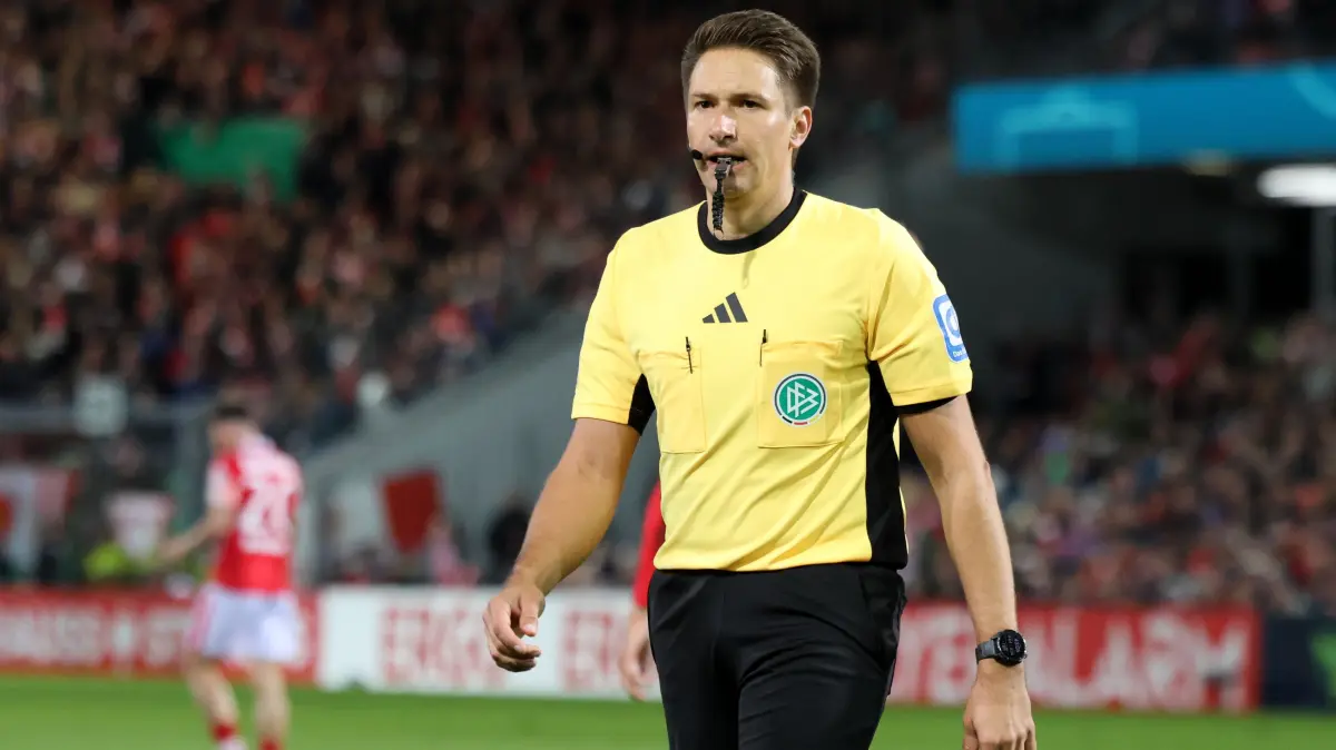 Fussball DFB-Pokal 2. Hauptrunde 2025/2026 FC Energie Cottbus - RB Leipzig: Schiedsrichter Tobias Reichel
