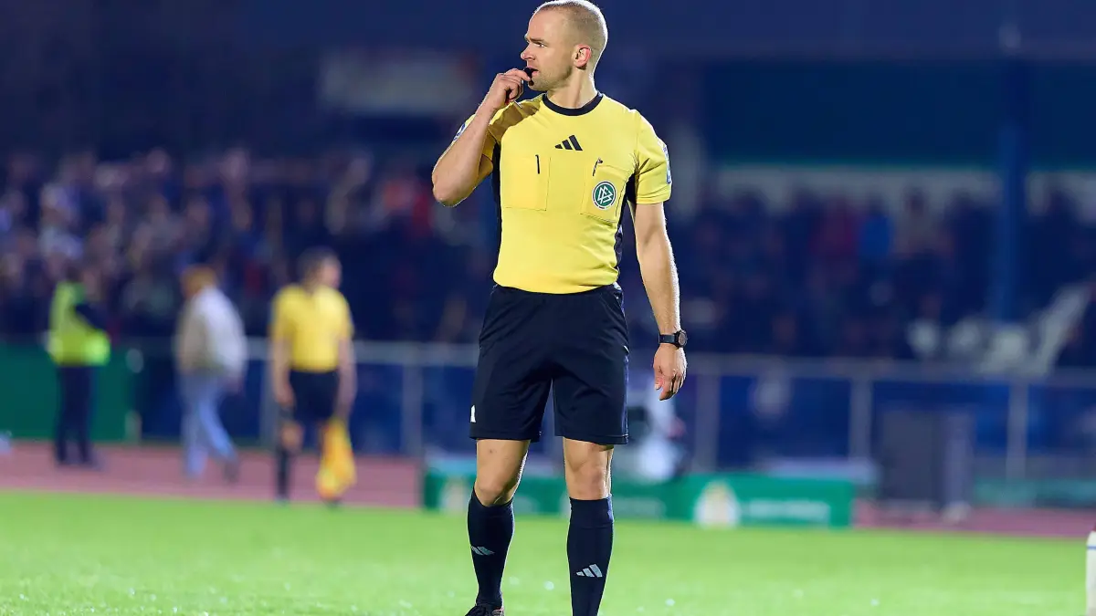 GER, FV Illertissen 1921 e.V. vs 1. FC Magdeburg, Fussball, Herren DFB Pokal, 2. Runde, Saison 2025/2026, 29.10.2025 : Schiedsrichter Patrick Schwengers muss immer wieder nach der Pyrotechnik der Magdeburger Fans schauen GER, FV Illertissen 1921 e.V. vs 1. FC Magdeburg, Fussball, Herren DFB Pokal, 2. Runde, Saison 2025/2026, 29.10.2025 GER, FV Illertissen 1921 e.V. vs 1. FC Magdeburg, Fussball, Herren DFB Pokal, 2. Runde, Saison 2025/2026, 29.10.2025 Illertissen *** Referee Patrick Schwengers has to keep checking for the pyrotechnics of the Magdeburg fans GER, FV Illertissen 1921 e V vs 1 FC Magdeburg, Football, Mens DFB Cup, 2nd round, 2025 2026 season, 29 10 2025 GER, FV Illertissen 1921 e V vs 1 FC Magdeburg, Football, Mens DFB Cup, 2nd round, 2025 2026 season, 29 10 2025 Illertissen Copyright: xEibner-Pressefoto/GeraldxOelze-dexStoppanyx EP_ODS