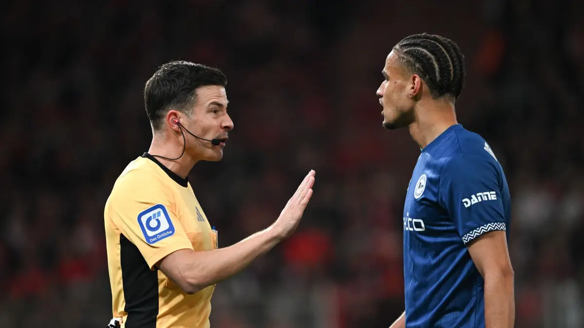 1. FC Union Berlin - Arminia Bielefeld: 29.10.2025, Berlin: Fußball: DFB-Pokal, 1. FC Union Berlin - Arminia Bielefeld, 2. Runde, An der Alten Försterei, Schiedsrichter Harm Osmers (l) ermahnt Joel Felix (Arminia Bielefeld). Foto: Soeren Stache/dpa - WICHTIGER HINWEIS: Gemäß den Vorgaben der DFL Deutsche Fußball Liga bzw. des DFB Deutscher Fußball-Bund ist es untersagt, in dem Stadion und/oder vom Spiel angefertigte Fotoaufnahmen in Form von Sequenzbildern und/oder videoähnlichen Fotostrecken zu verwerten bzw. verwerten zu lassen. +++ dpa-Bildfunk +++