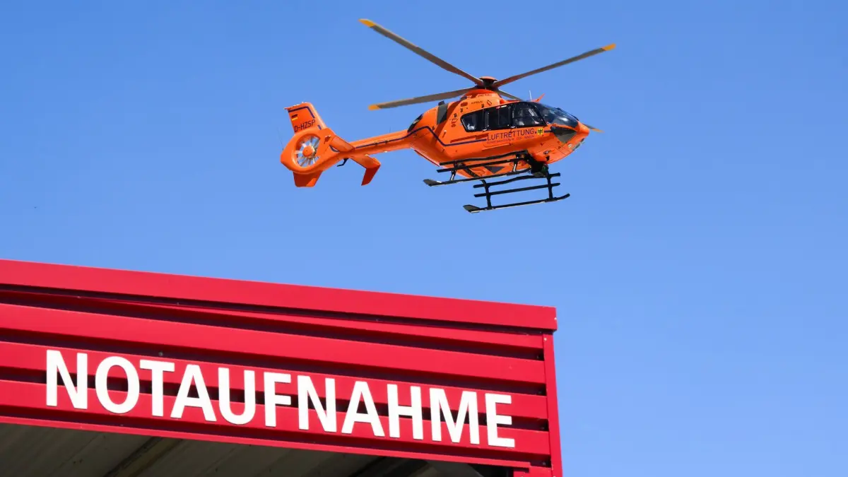 Rettungshubschrauber: ARCHIV - 15.05.2024, Niedersachsen, Hannover: Ein Rettungshubschrauber der Luftrettung fliegt über der Notaufnahme der Medizinischen Hochschule Hannover MHH. (zu dpa: «Siebenjähriger auf Tretroller bei Unfall schwer verletzt») Foto: Julian Stratenschulte/dpa +++ dpa-Bildfunk +++