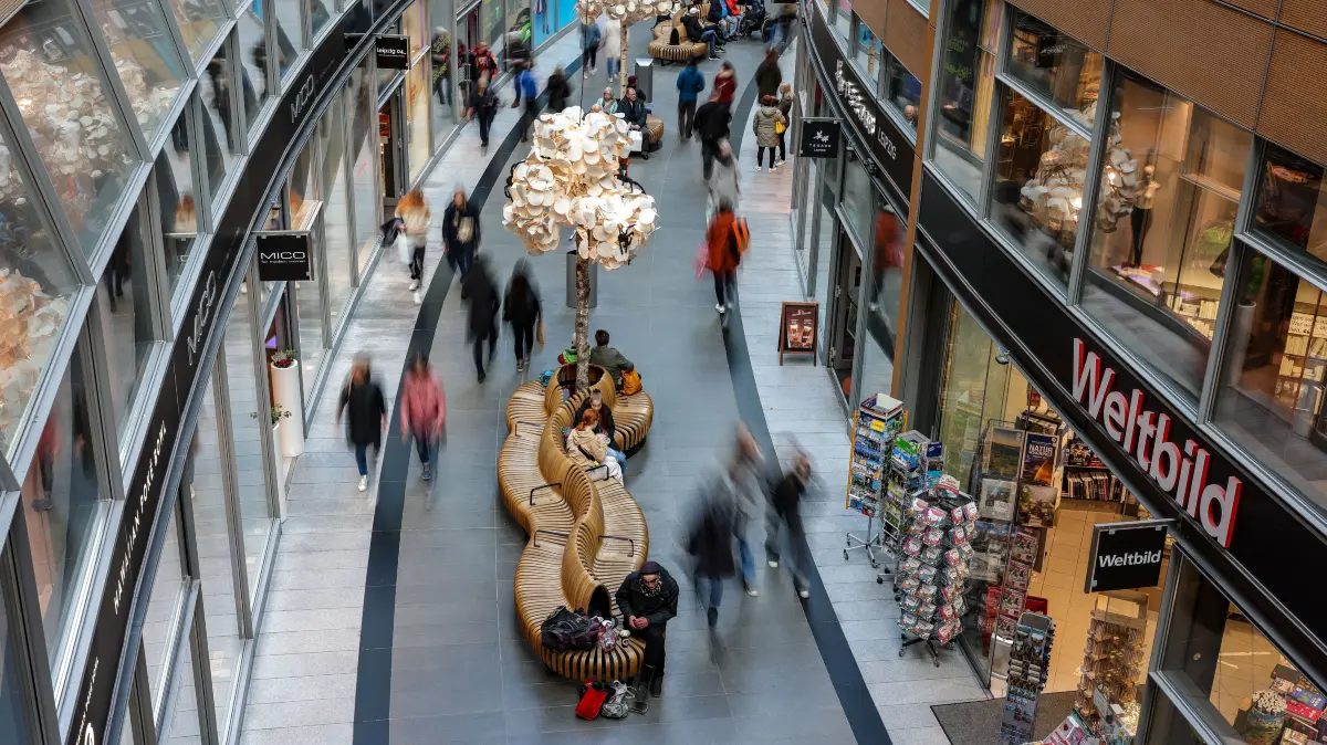 Passanten gehen durch ein Einkaufszentrum in der Leipziger Innenstadt. Die Inflation in Deutschland hat sich im Oktober deutlich abgeschwächt. Die Verbraucherpreise lagen um 3,8 Prozent über dem Niveau des Vorjahresmonats - nach 4,5 Prozent im September, wie das Statistische Bundesamt am Montag auf Basis vorläufiger Zahlen mitteilte. +++ dpa-Bildfunk +++