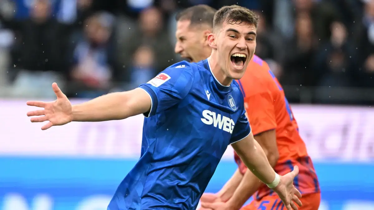 Karlsruher SC - FC Schalke 04: 01.11.2025, Baden-Württemberg, Karlsruhe: Fußball: 2. Bundesliga, Karlsruher SC - FC Schalke 04, 11. Spieltag, BBBank Wildpark. Der Karlsruher Marcel Beifus bejubelt seinen Treffer zum 1:1. Foto: Uli Deck/dpa - WICHTIGER HINWEIS: Gemäß den Vorgaben der DFL Deutsche Fußball Liga bzw. des DFB Deutscher Fußball-Bund ist es untersagt, in dem Stadion und/oder vom Spiel angefertigte Fotoaufnahmen in Form von Sequenzbildern und/oder videoähnlichen Fotostrecken zu verwerten bzw. verwerten zu lassen. +++ dpa-Bildfunk +++
