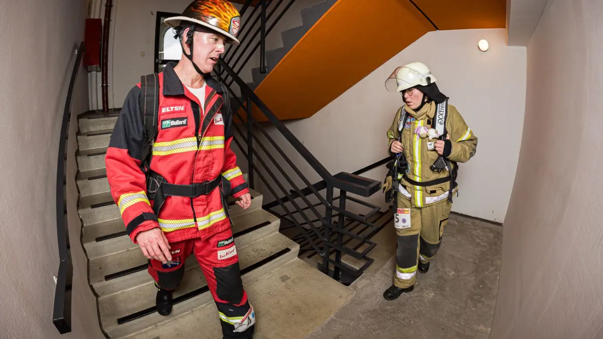 Acht-Stunden-Treppenhauslauf der Feuerwehr: 01.11.2025, Niedersachsen, Hannover: Zwei Feuerwehrmänner nehmen am Acht-Stunden-Treppenhauslauf teil. Feuerwehrteams laufen über acht Stunden 18 Stockwerke im Congress Hotel am Stadtpark rauf und runter. Wer die meisten Stockwerke bezwingt, gewinnt. Foto: Moritz Frankenberg/dpa +++ dpa-Bildfunk +++