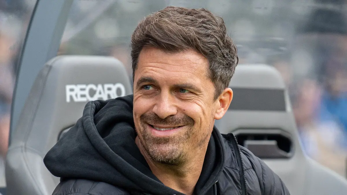 2. BL Hertha BSC - Dynamo Dresden 2025/26: Fussball, Herren, Saison 2025/2026, 2. Bundesliga (11. Spieltag), Hertha BSC - Dynamo Dresden, Trainer Thomas Stamm (Dresden) auf der Bank, 01.11. 2025, Foto: Sebastian Räppold / Matthias Koch