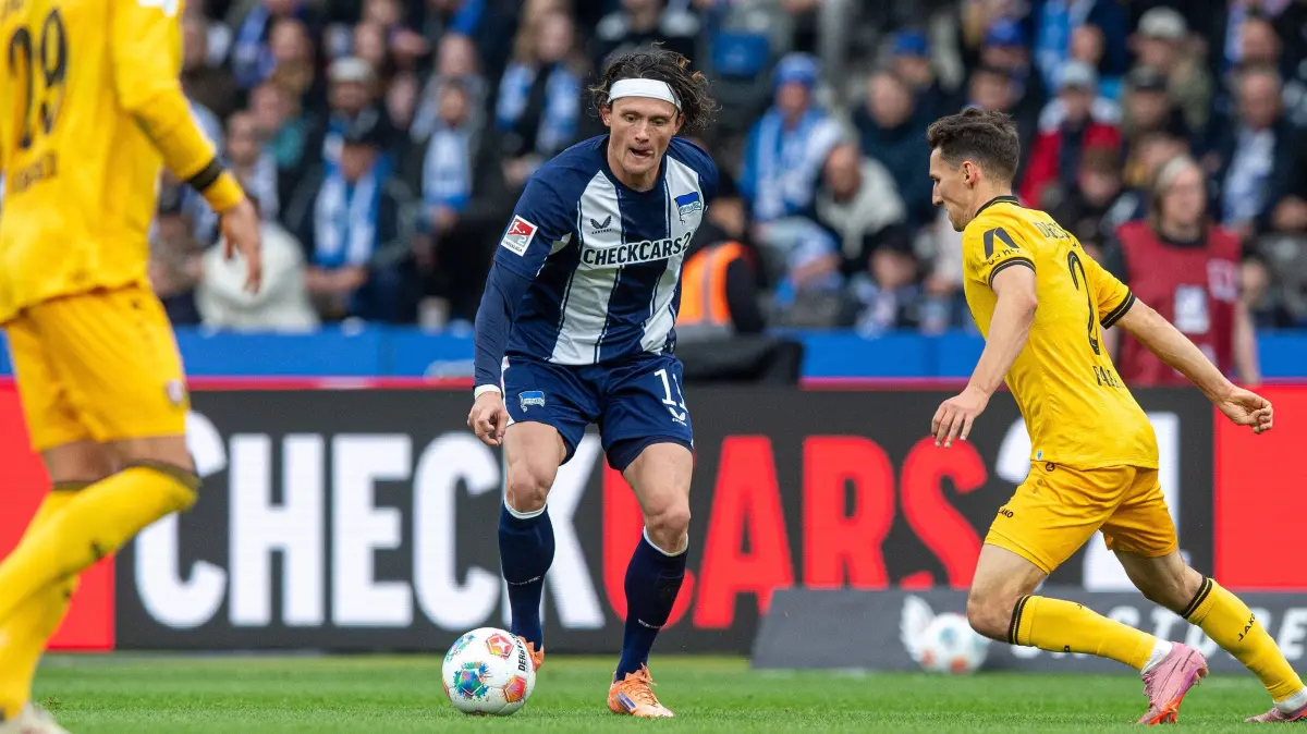2. BL Hertha BSC - Dynamo Dresden 2025/26: Fussball, Herren, Saison 2025/2026, 2. Bundesliga (11. Spieltag), Hertha BSC - Dynamo Dresden, v.l. Lukas Boeder (Dresden), Fabian Reese (Hertha BSC), Konrad Faber (Dresden), 01.11. 2025, Foto: Sebastian Räppold / Matthias Koch