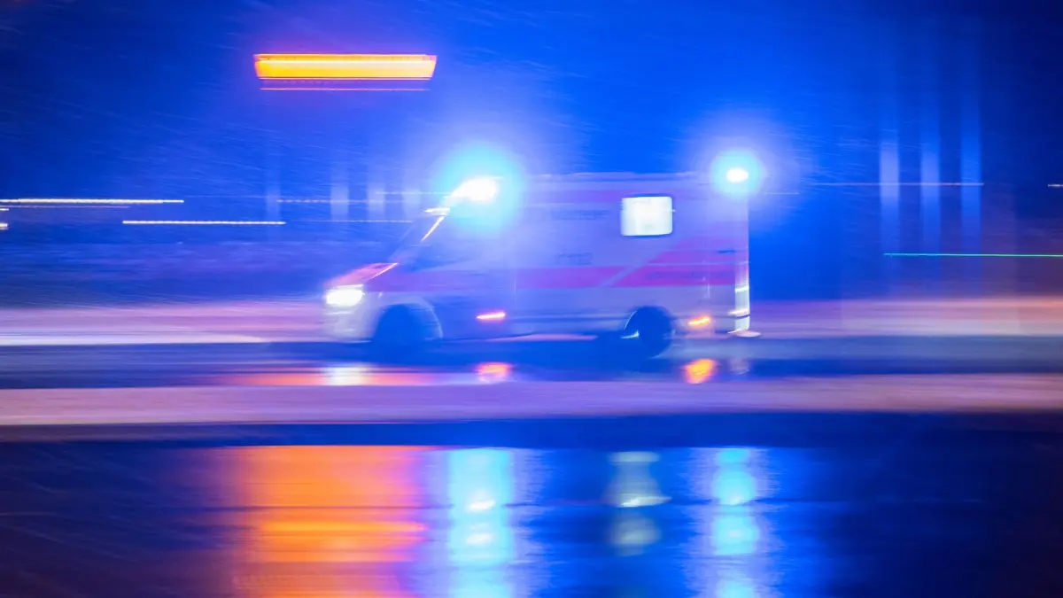 Krankenwagen im Einsatz: ARCHIV - 05.12.2023, Berlin: Ein Krankenwagen ist mit Blaulicht im Einsatz (zu dpa: «Mann bei Festumzug überrollt und lebensgefährlich verletzt») Foto: Sebastian Gollnow/dpa +++ dpa-Bildfunk +++