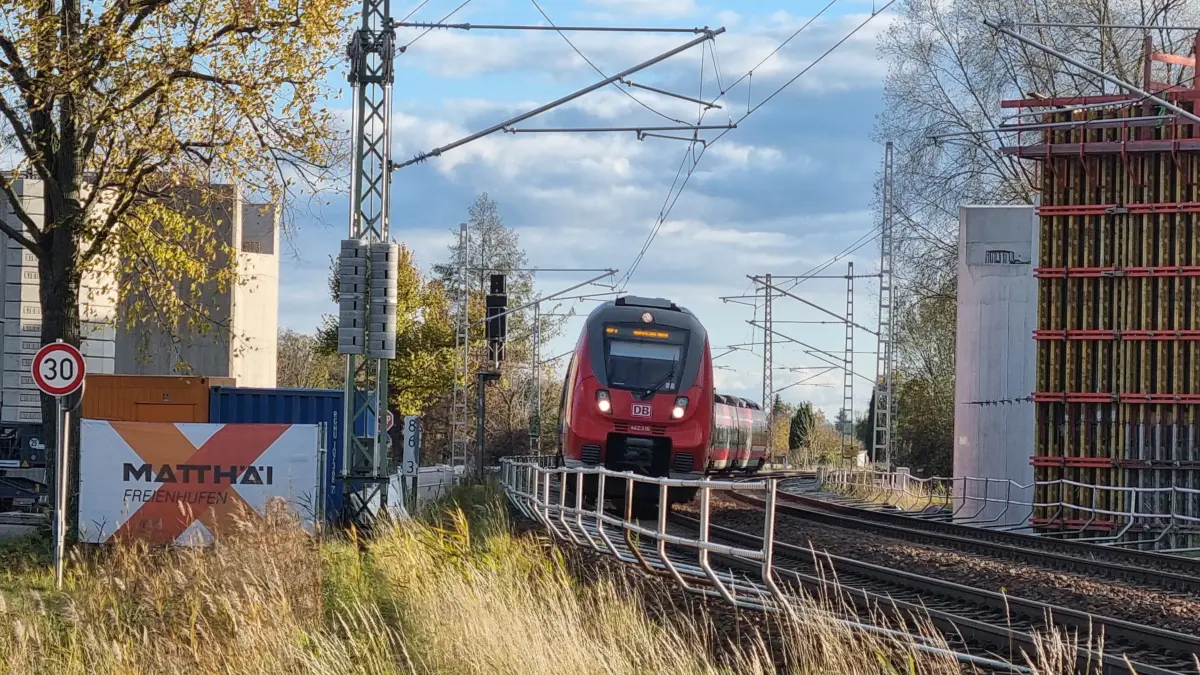 Ein RE7 passiert kurz vor dem Bahnhof in Lübbenau eine Brückenbaustelle an der L49.