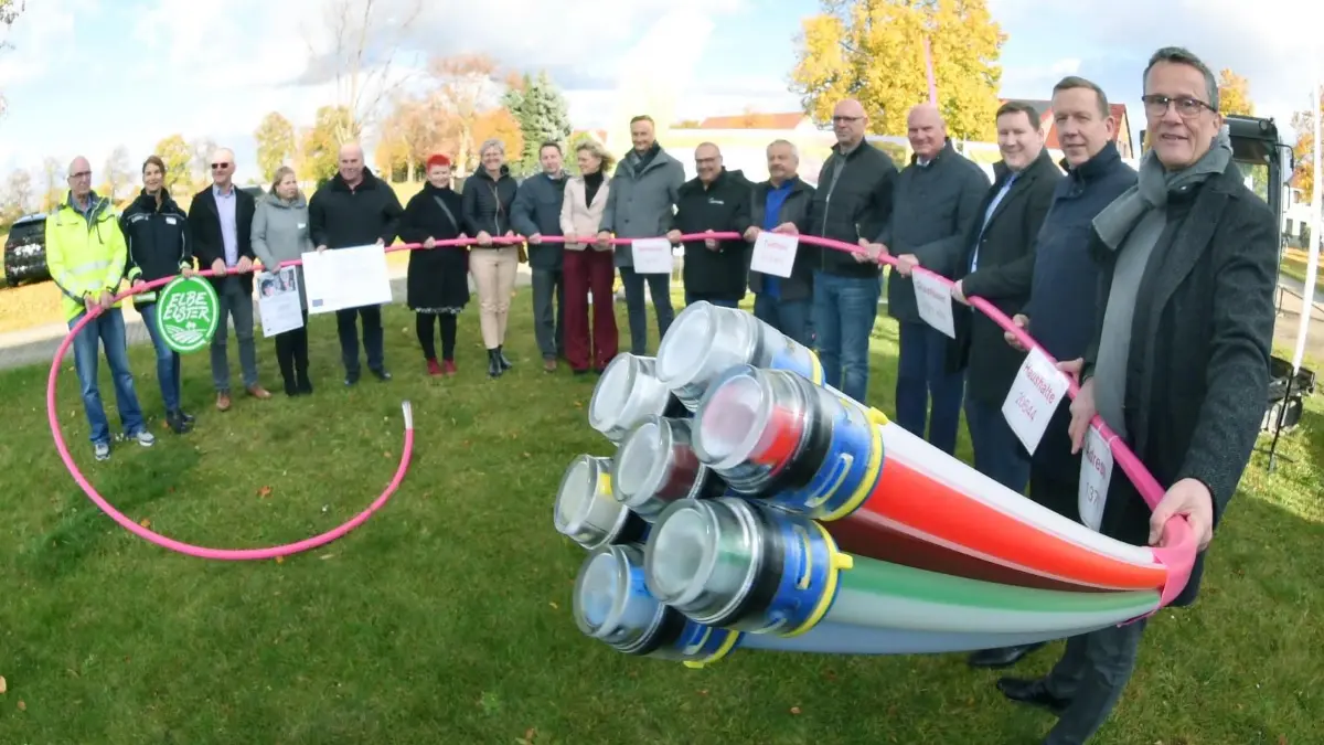 Wichtiger Schritt in die Zukunft des Elbe- Elster Kreises – Baustart zum Ausbau der Glasfasertechnik in Reichenhain: Wichtiger Schritt in die Zukunft des Elbe- Elster Kreises – Baustart zum Ausbau der Glasfasertechnik in Reichenhain
- Es sollte nur ein Spatenstich sein, es fühlte sich an wie Großer Bahnhof, es sah aus wie ein Arbeitskreis und tatsächlich ist es ein maßgeblicher Schritt in die Zukunft des Elbe- Elster Kreises