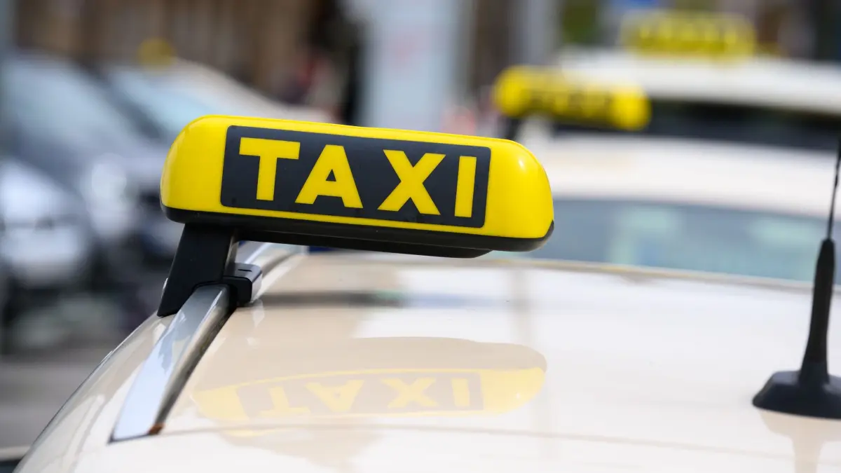 Taxifahren wird in Hamburg ab Mittwoch deutlich teurer: PRODUKTION - 29.05.2022, Hamburg: Mehrere Taxen stehen auf einer Wartefläche für Passagiere bereit. Wer in Hamburg mit dem Taxi unterwegs ist, muss ab Mitte der Woche tiefer in die Tasche greifen. Mit dem neuen Taxentarif werden Fahrten spürbar teurer. (zu dpa: «Hamburger Taxifahrer mit Schusswaffe bedroht und überfallen») Foto: Jonas Walzberg/dpa +++ dpa-Bildfunk +++