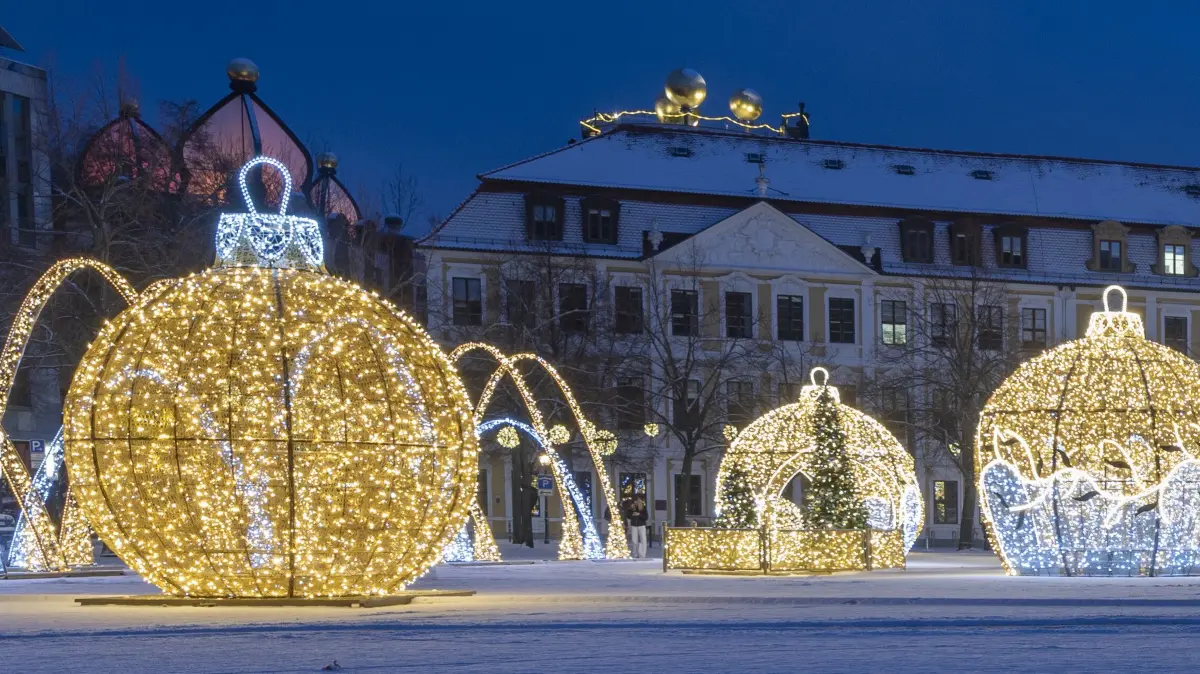 Eine dünne Schneedecke bedeckt den Domplatz vor dem Landtagsgebäude in Magdeburg. Heute soll es vor allem in der Osthälfte zunächst noch schneien, nach Westen hin meist niederschlagsfrei. Dabei wechselnd bis stark bewölkt. +++ dpa-Bildfunk +++