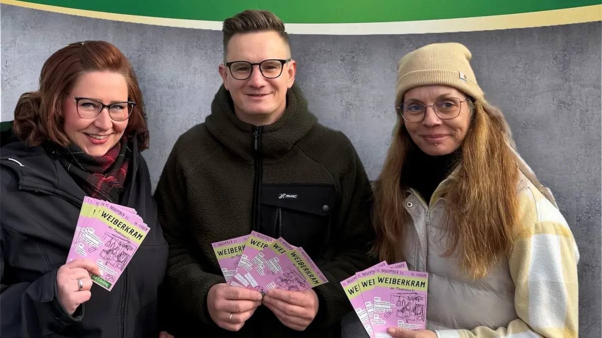 Dani Edlich (l.) und Doreen Wilhelm organisieren den Weiberkram-Markt in der Erholung in Finsterwalde. Inhaber Marc Umlauf unterstützt die beiden Damen.