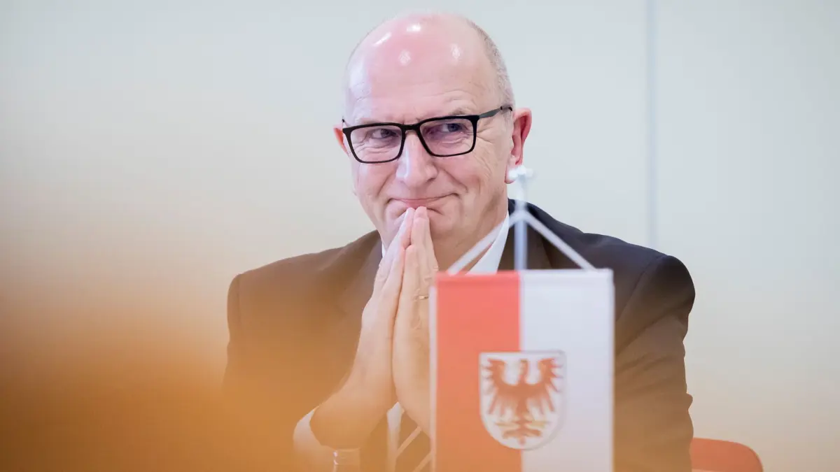 Gemeinsame Kabinettssitzung von Berlin und Brandenburg: 04.11.2025, Brandenburg, Potsdam: Dietmar Woidke (SPD), Ministerpräsident von Brandenburg, nimmt an einer Pressekonferenz im Anschluss an die gemeinsame Kabinettssitzung der Landesregierungen von Berlin und Brandenburg in der Staatskanzlei Brandenburg teil. Schwerpunkte der Beratungen waren die Bereiche Wirtschaft, Wohnen und Sicherheit. Foto: Christoph Soeder/dpa +++ dpa-Bildfunk +++