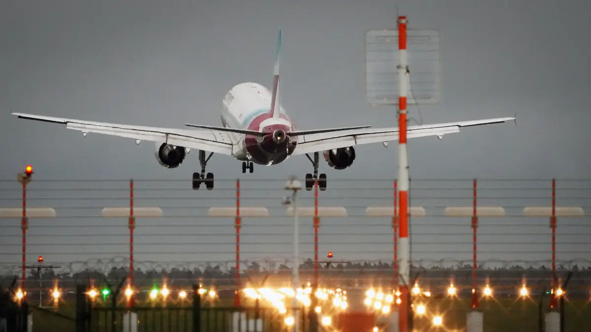 Ein Flugzeug vom Typ A320-214 der Fluggesellschaft Eurowings ist von Düsseldorf kommend auf dem Flughafen Berlin Brandenburg gelandet. (zu dpa: "Wegen Warnstreik am Donnerstag keine Starts am Flughafen BER") +++ dpa-Bildfunk +++
