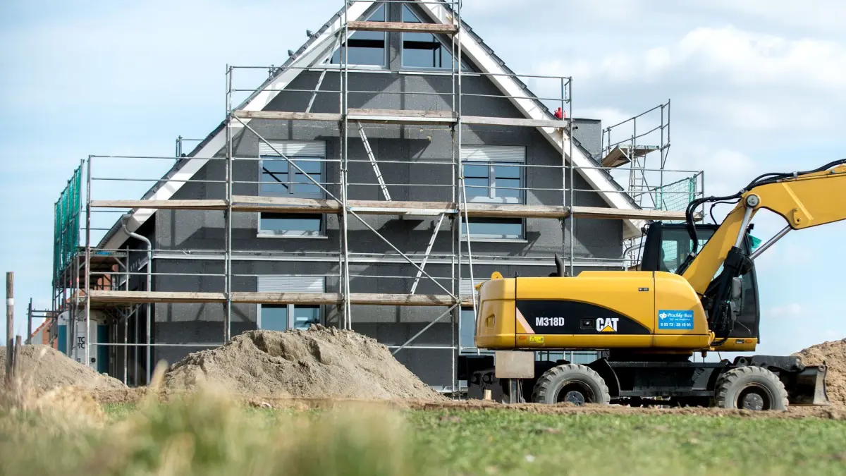 Baustelle eines Einfamilienhauses: ARCHIV - 21.03.2018, Niedersachsen, Leiferde: Ein Bagger steht vor dem Neubau eines Eigenheims. In Sachsen-Anhalt ist die Zahl der Baugenehmigungen erneut zurückgegangen. (zu dpa: «Bauherren setzen verstärkt auf erneuerbare Heizenergie») Foto: Hauke-Christian Dittrich/dpa/dpa-tmn +++ dpa-Bildfunk +++