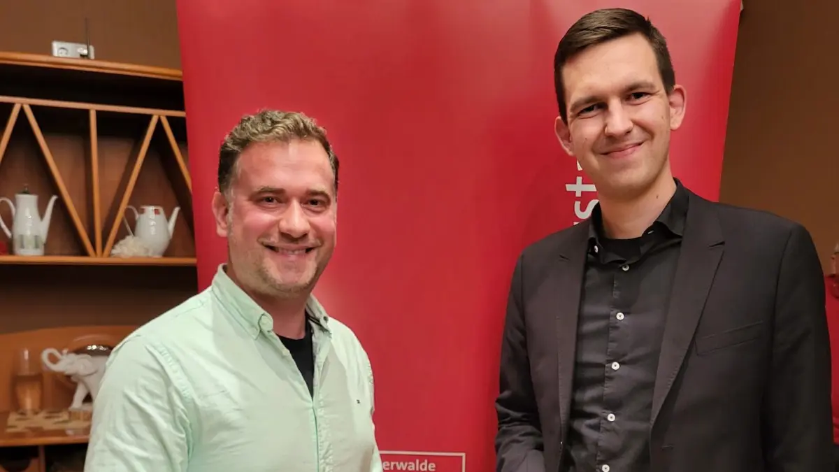 Staffelstabübergabe beim SPD-Ortsverein Finsterwalde. Alexander Piske (l.) übergibt nach fast neun Jahren den Chefposten an Dominic Hake.
