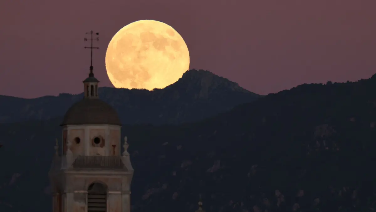 Supermond - Korsika: 05.11.2025, Frankreich, Ajaccio: Das Foto zeigt den letzten Supermond des Jahres 2025 über dem Glockenturm der Kathedrale von Ajaccio auf der französischen Mittelmeerinsel Korsika. Mit einer Annäherung von knapp 357.000 Kilometern ist diese Vollmond der größte in dem Jahr. Foto: Pascal Pochard-Casabianca/AFP/dpa +++ dpa-Bildfunk +++