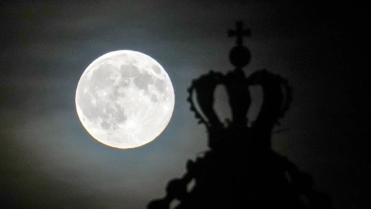 Supermond - Potsdam: 05.11.2025, Brandenburg, Potsdam: Der Vollmond geht hinter der Krone auf dem am Potsdamer Luisenplatz gelegenen Brandenburger Tor auf. Der Vollmond erreicht an diesem Mittwoch seinen erdnächsten Punkt (Perigäum) und erscheint daher etwas größer und heller als sonst. Foto: Soeren Stache/dpa +++ dpa-Bildfunk +++