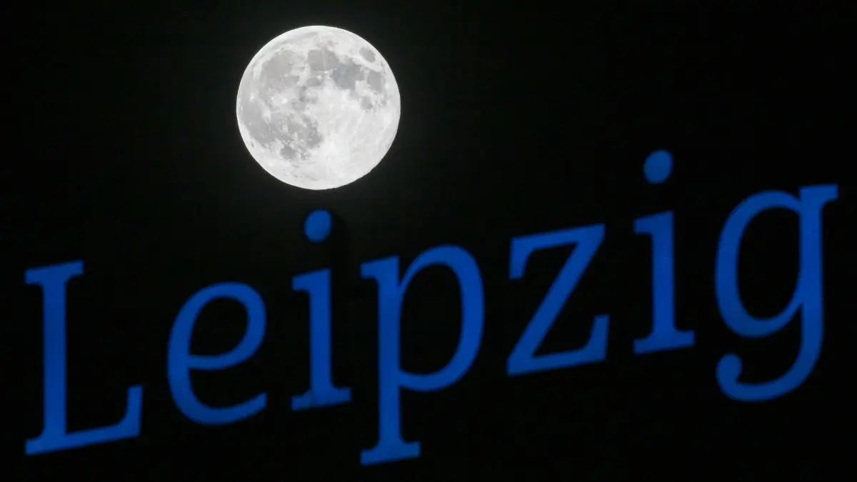 Supermond - Leipzig: 05.11.2025, Sachsen, Leipzig: Der sogenannte Supermond steht am frühen Abend über dem Schriftzug Leipzig im Zentrum der Messestadt. Der Vollmond erreicht an diesem Mittwoch seinen erdnächsten Punkt (Perigäum) und erscheint daher etwas größer und heller als sonst. Foto: Hendrik Schmidt/dpa +++ dpa-Bildfunk +++